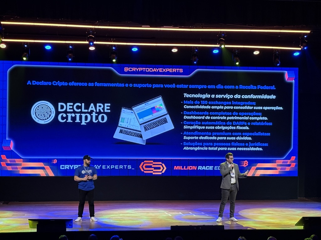 Apresentação Declare Cripto em palco de evento
