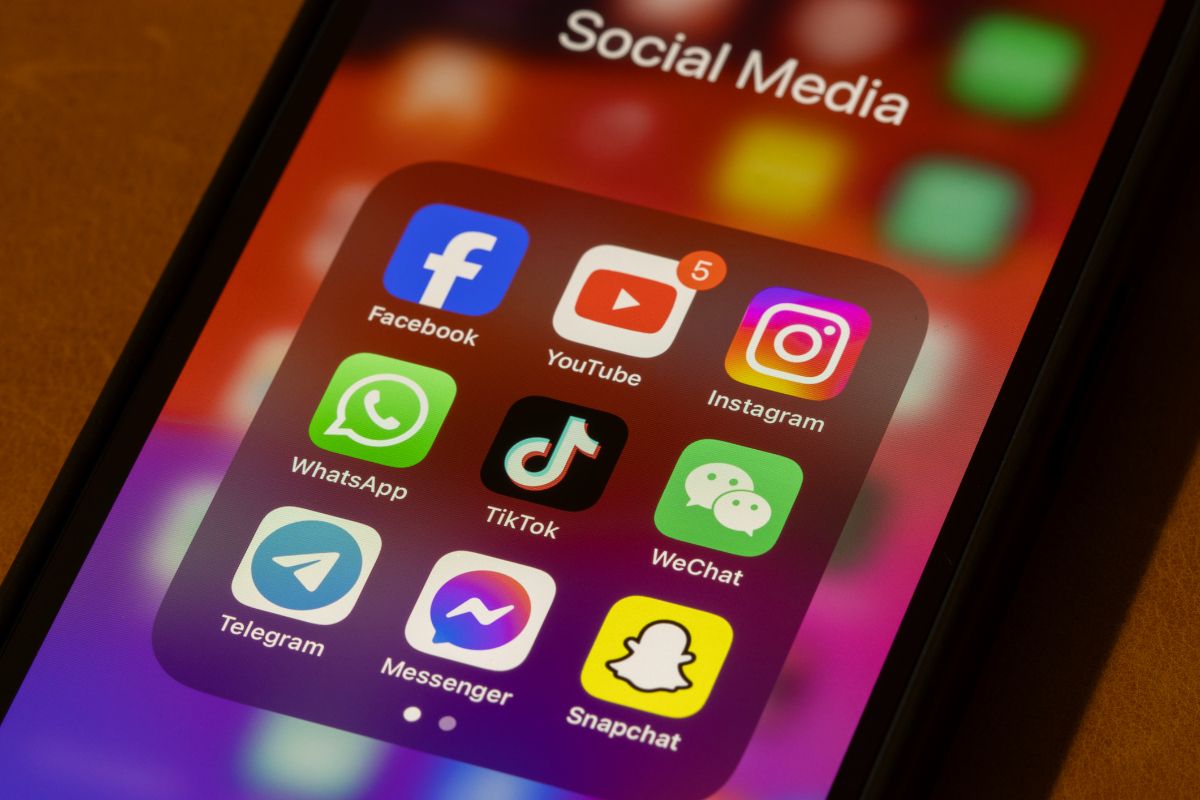 Aplicativos de redes sociais na tela de um celular